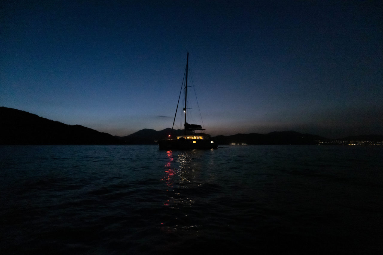 入夜後帆船會停定在海面上。