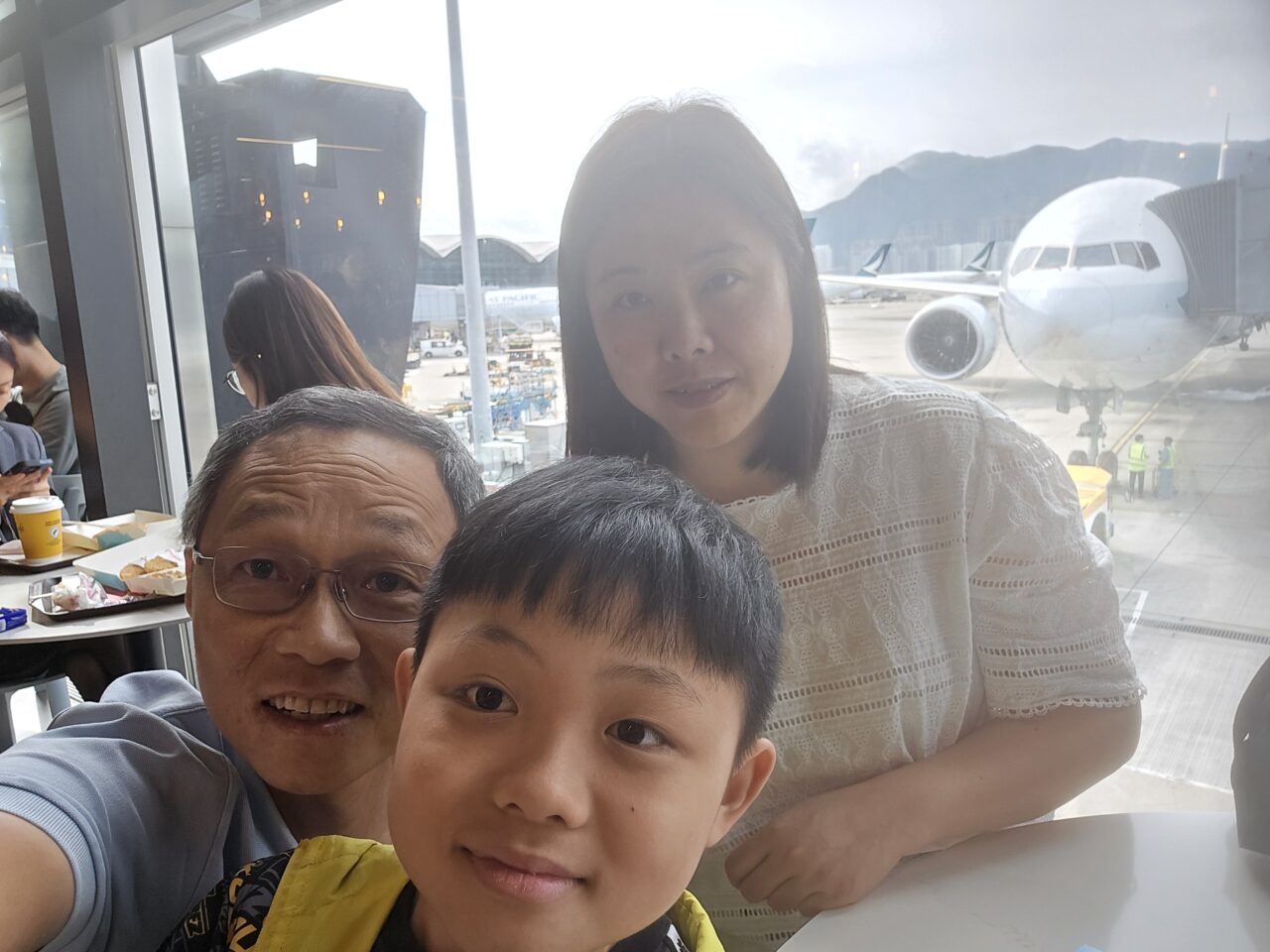 佢地坐緊飛機去hawaii min